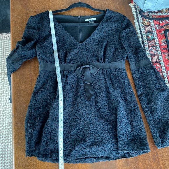 Black lace mini dress with bell sleeves - Picture 8 of 9